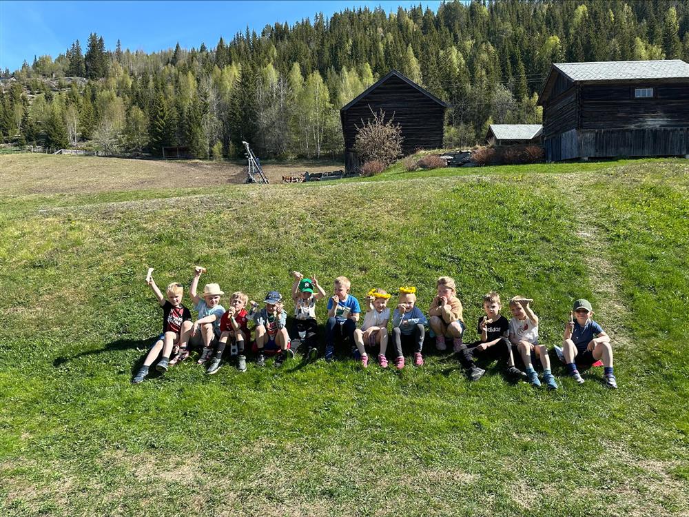 På bildet ser du barn ved Fagernes barnehage se på diverse utstyr på en gård - Klikk for stort bilde