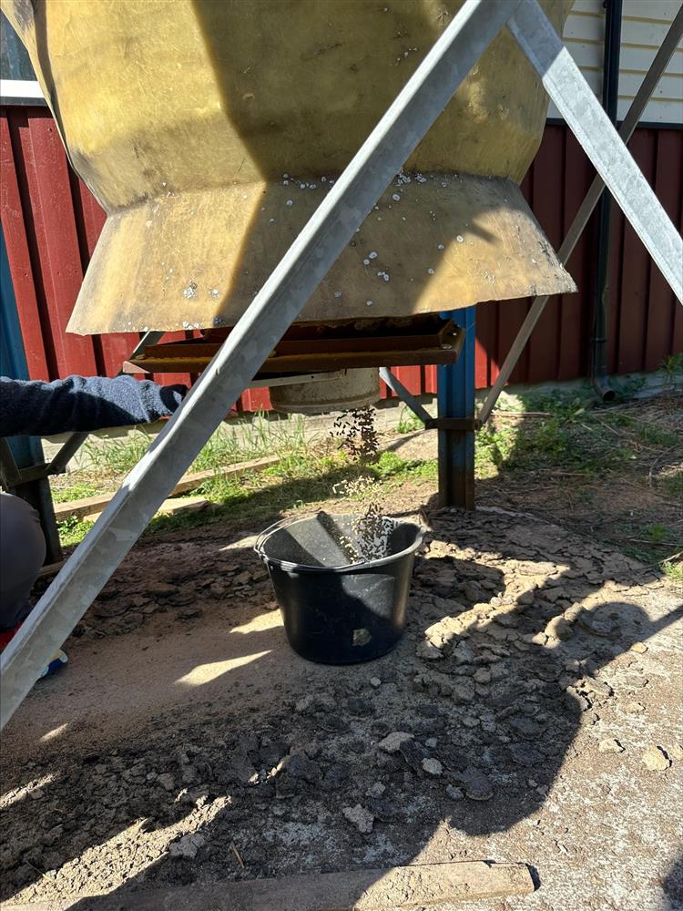 På bildet ser du barn ved Fagernes barnehage se på diverse utstyr på en gård - Klikk for stort bilde