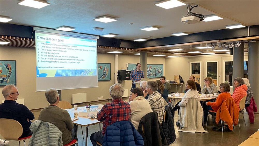 Deltakere på dialogkafe arbeider i grupper - Klikk for stort bilde
