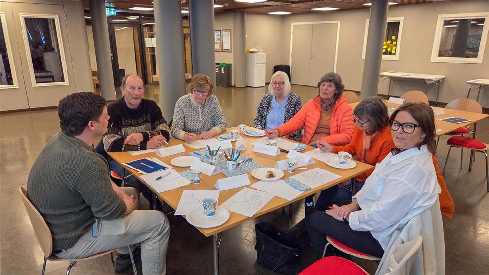 Deltakere på dialogkafe arbeider i grupper - Klikk for stort bilde