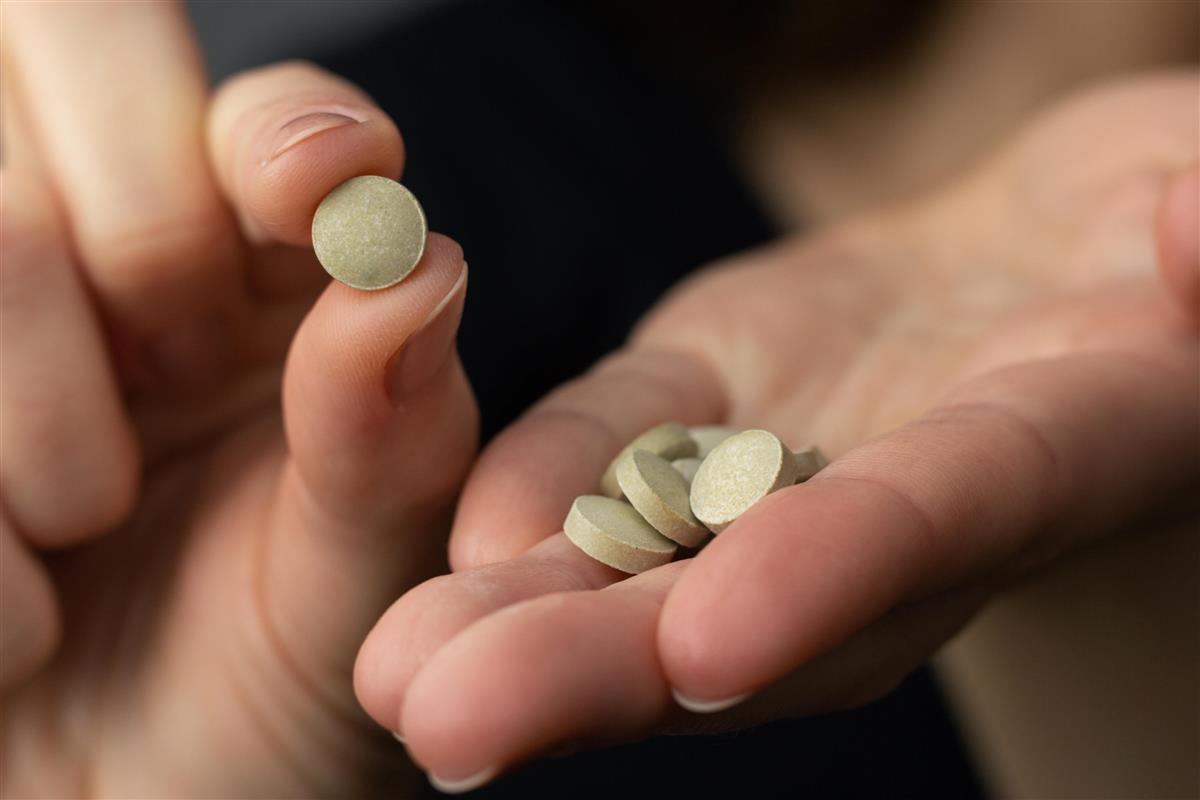 En kvinne holder jod-tabletter - Klikk for stort bilde