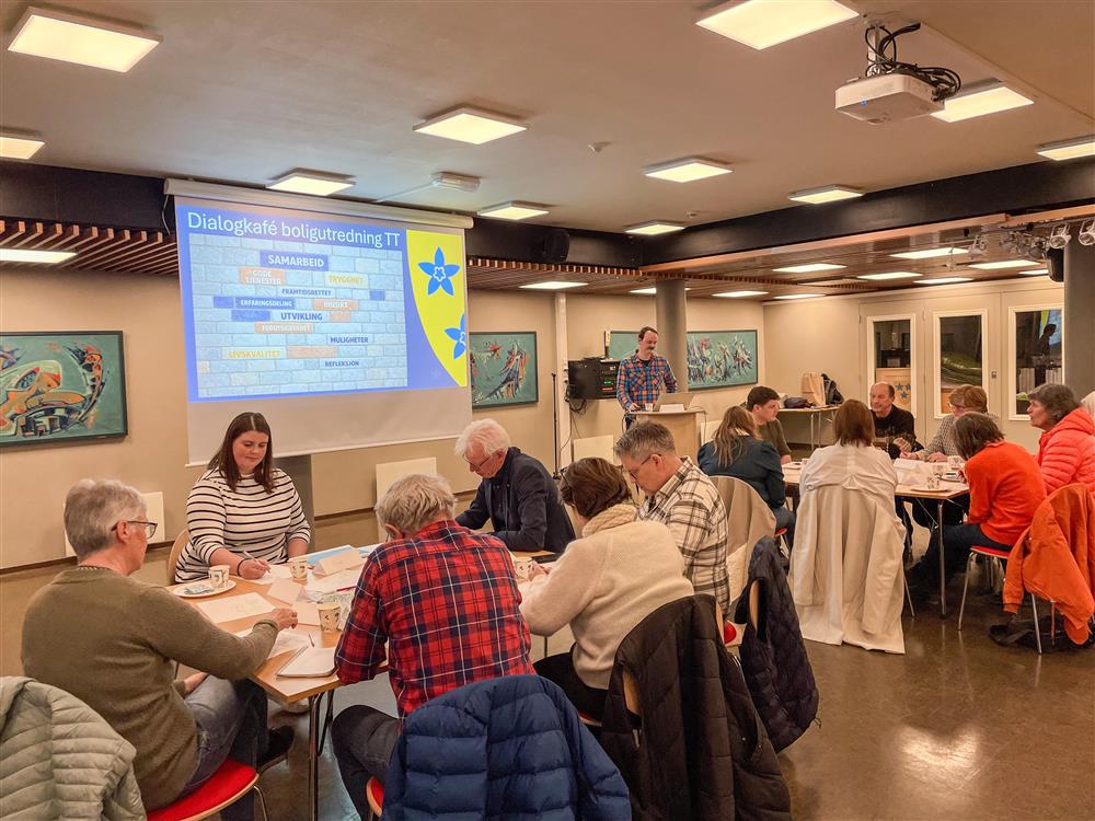 Deltakere på dialogkafe arbeider i grupper - Klikk for stort bilde