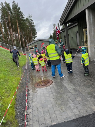 Begeistrede barn under åpningen av Leira barnehage. - Klikk for stort bilde