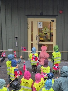 Begeistrede barn under åpningen av Leira barnehage. - Klikk for stort bilde