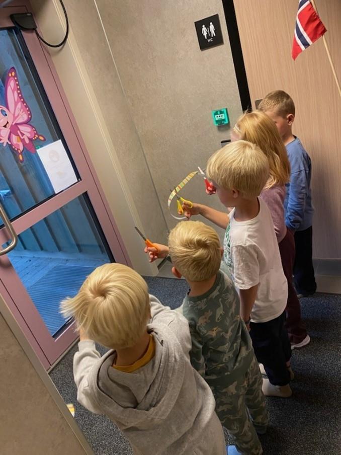 Begeistrede barn under åpningen av Leira barnehage. - Klikk for stort bilde