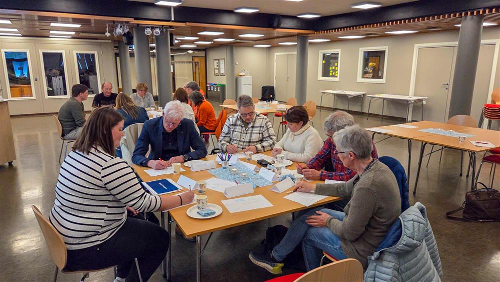 Deltakere på dialogkafe arbeider i grupper - Klikk for stort bilde