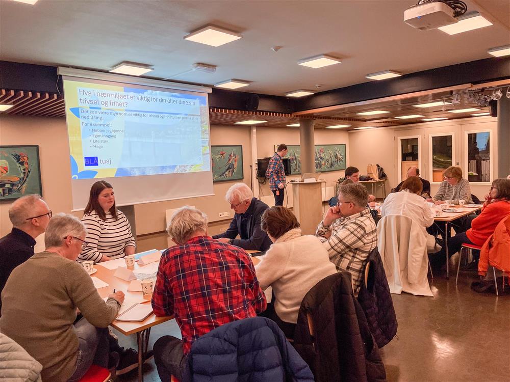 Deltakere på dialogkafe arbeider i grupper - Klikk for stort bilde